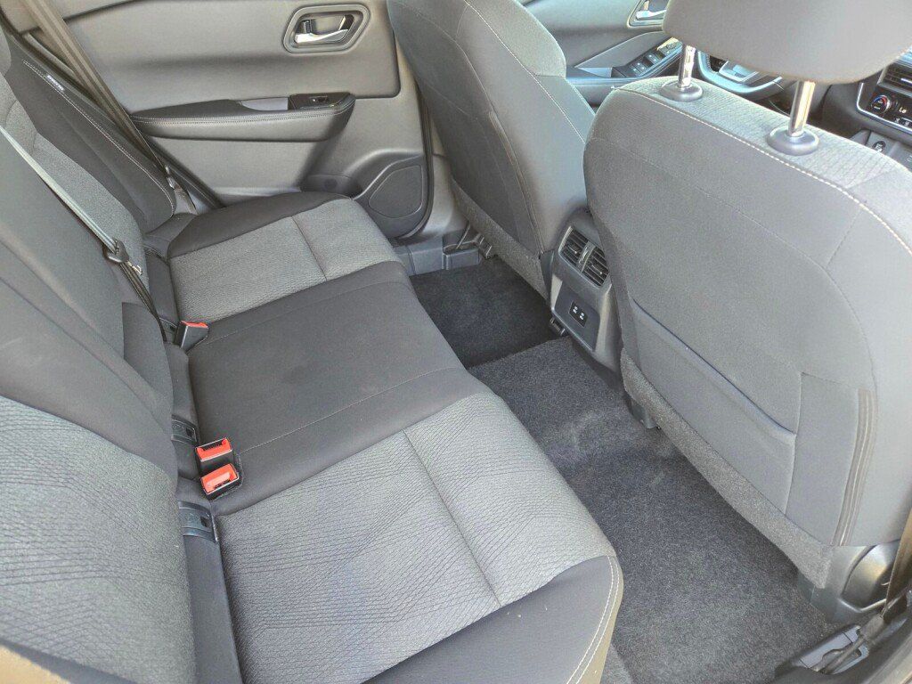 Used 2025 Nissan Rogue SV AWD/4WD image 19