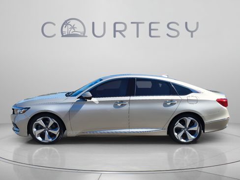 Used 2018 Honda Accord Touring image 2