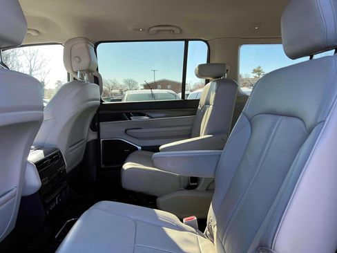 Certified 2024 Jeep Wagoneer Series II image 8