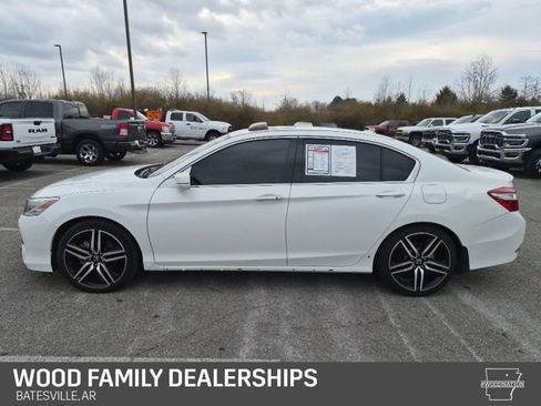 Used 2017 Honda Accord Touring image 2