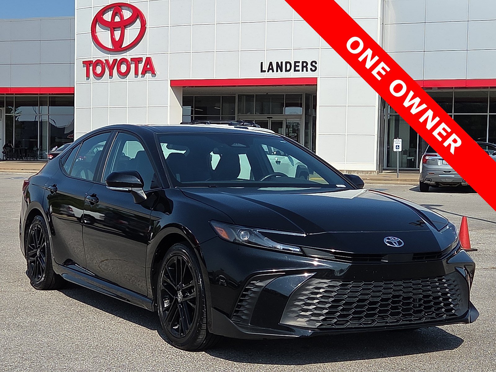 Used 2025 Toyota Camry SE FWD image 1