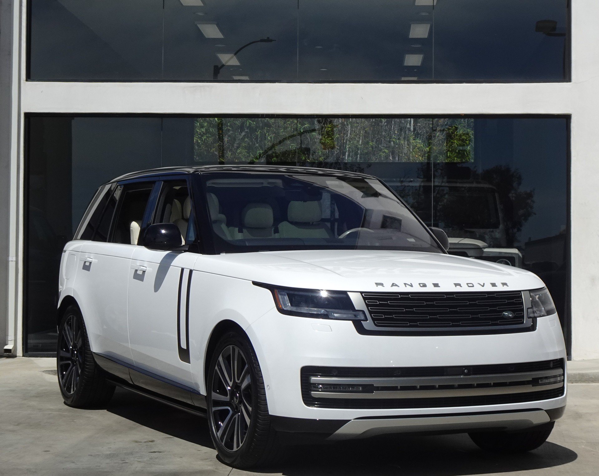 Used 2023 Land Rover Range Rover Long Wheelbase SE AWD/4WD image 9