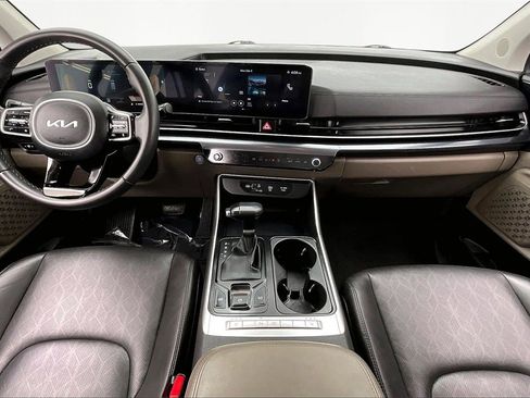 Used 2025 Kia Carnival image 16