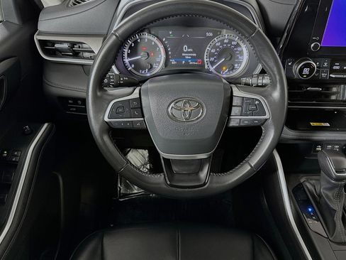 Used 2024 Toyota Highlander XLE image 5