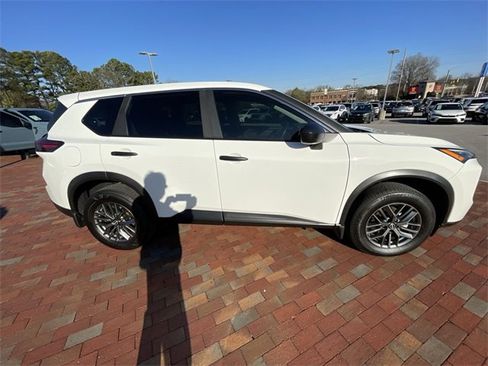 Used 2025 Nissan Rogue S image 18