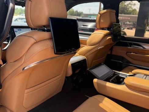 Used 2022 Jeep Grand Wagoneer Series III w/ Rear Seat Video Group 1 AWD/4WD image 16