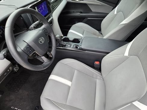Used 2025 Toyota Camry SE w/ Convenience Package FWD image 18