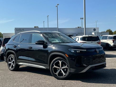 New 2025 Volkswagen Tiguan SE image 1