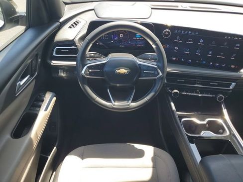 Used 2025 Chevrolet Traverse LT FWD image 16