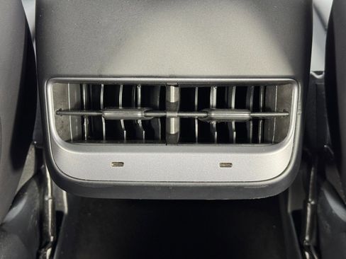 Used 2021 Tesla Model Y Long Range image 34