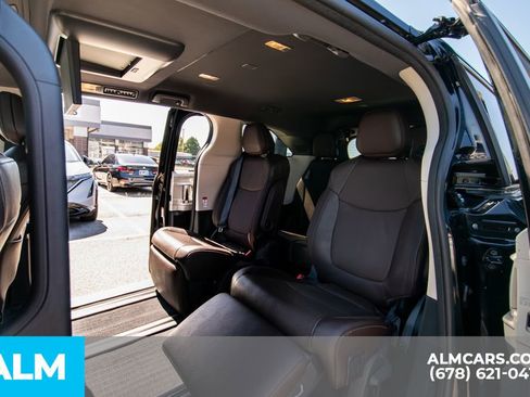 Used 2023 Toyota Sienna Platinum image 11