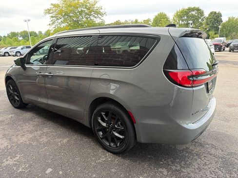 Used 2023 Chrysler Pacifica Touring-L w/ S Appearance Package AWD/4WD image 7