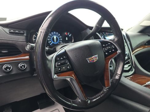 Used 2018 Cadillac Escalade ESV Luxury image 9