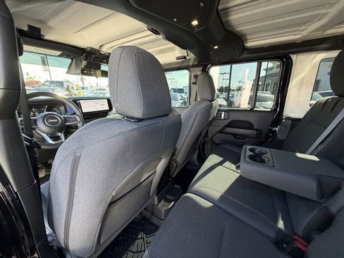 Used 2025 Jeep Wrangler Unlimited Sahara AWD/4WD image 27