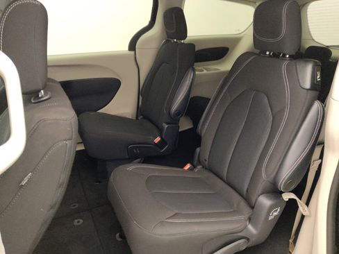 Used 2022 Chrysler Voyager LX FWD image 18