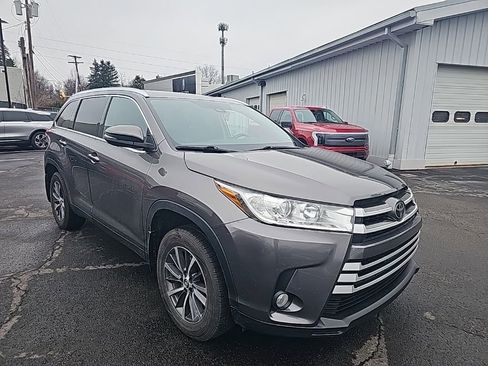 Used 2019 Toyota Highlander XLE image 2