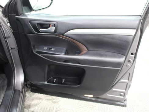 Used 2018 Toyota Highlander XLE w/ Protection Package #3 AWD/4WD image 29