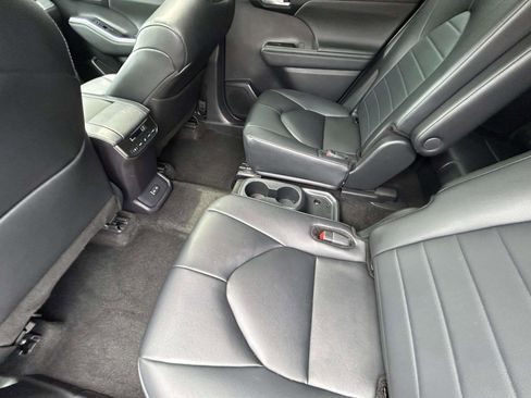 Used 2024 Toyota Highlander XLE AWD/4WD image 12