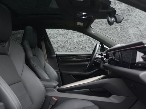 Certified 2025 Porsche Macan Turbo Electric AWD/4WD image 25
