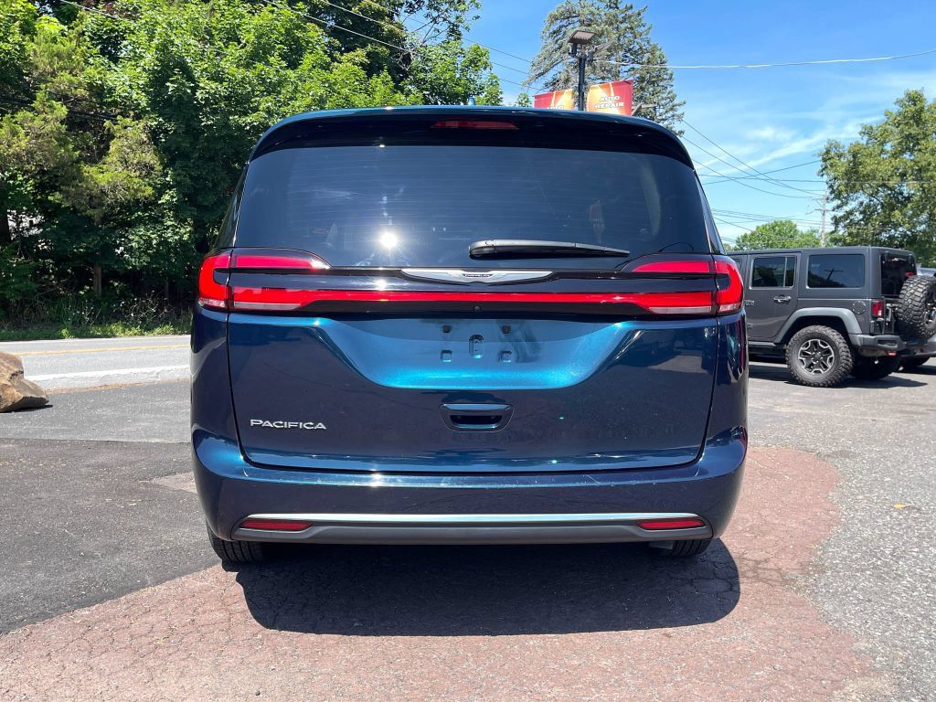 Used 2022 Chrysler Pacifica Touring-L FWD image 4