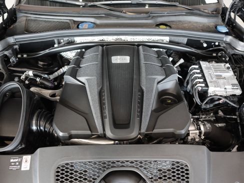 Used 2025 Porsche Macan GTS image 31