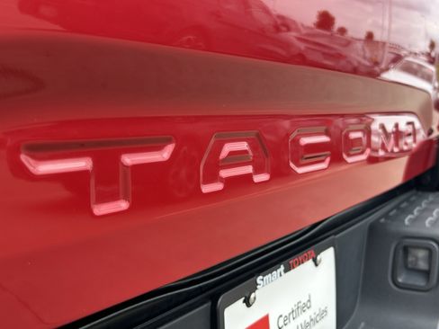 Certified 2018 Toyota Tacoma TRD Off-Road w/ Technology Package AWD/4WD image 8
