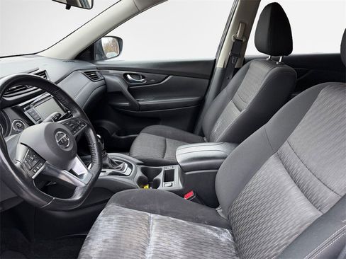 Used 2018 Nissan Rogue SV w/ Premium Package image 12