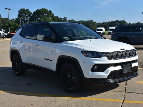 Used 2022 Jeep Compass Latitude w/ Sun and Sound Group AWD/4WD image 3