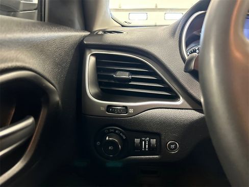 Used 2021 Jeep Cherokee Latitude Lux w/ Comfort/Convenience Group image 19