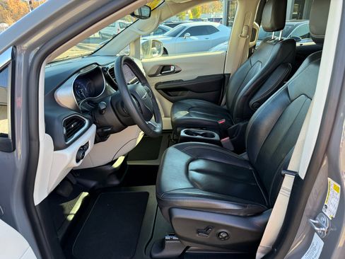 Used 2022 Chrysler Pacifica Touring-L image 11