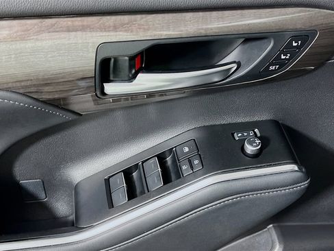 Certified 2025 Toyota Highlander Limited AWD/4WD image 17