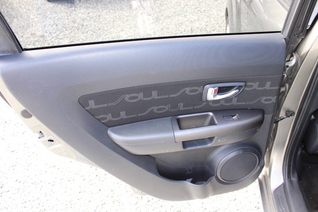 Used 2013 Kia Soul + FWD image 17
