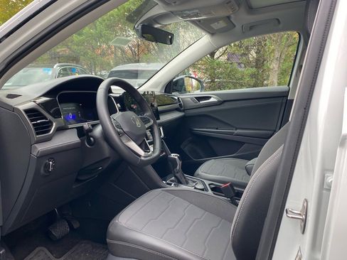 Used 2025 Volkswagen Taos SE image 11