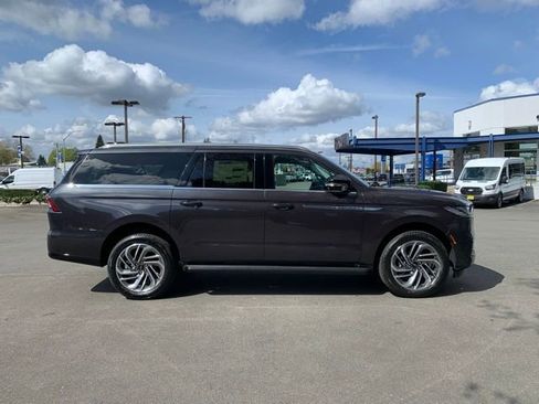 New 2026 Lincoln Navigator L Premier AWD/4WD image 10