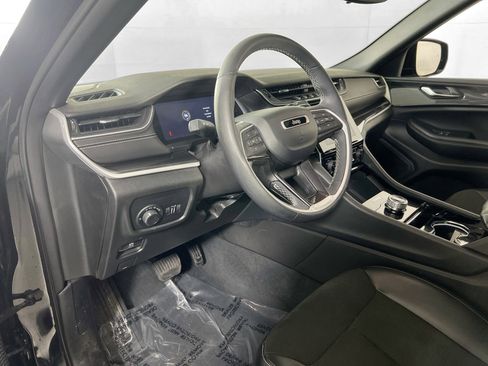 Used 2023 Jeep Grand Cherokee Altitude AWD/4WD image 9