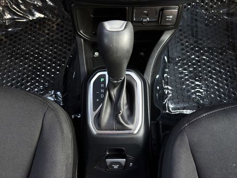 Used 2018 Jeep Renegade Altitude w/ Cold Weather Group FWD image 19