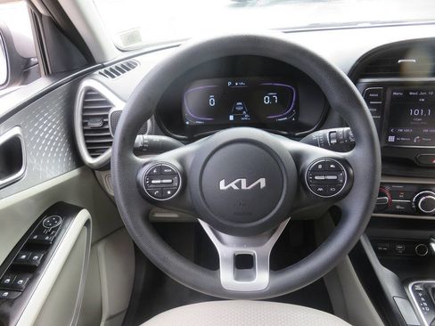 Used 2023 Kia Soul LX w/ LX Technology Package FWD image 14