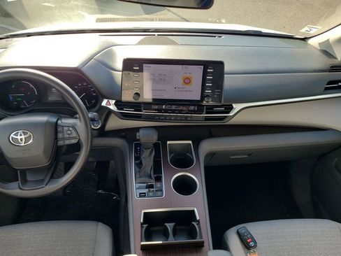 Used 2023 Toyota Sienna LE image 2