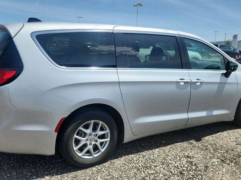 Used 2024 Chrysler Pacifica Touring-L FWD image 4