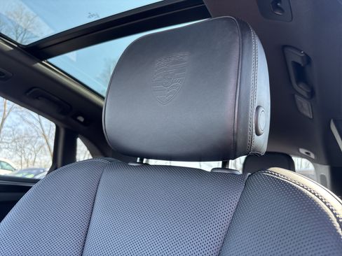 Certified 2024 Porsche Macan AWD/4WD image 28