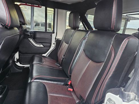 Used 2018 Jeep Wrangler Unlimited Sahara image 14