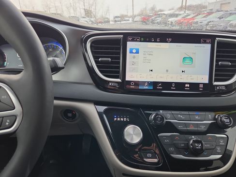 Used 2024 Chrysler Pacifica Touring-L image 25