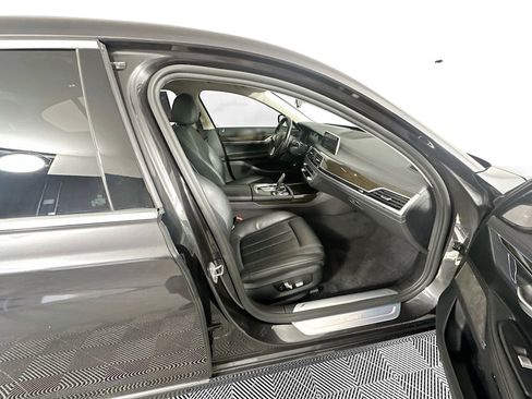 Used 2019 BMW 740i xDrive AWD/4WD image 29