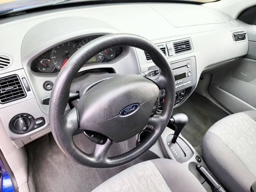 Used 2005 Ford Focus ZX4 Sedan FWD image 7