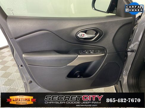Used 2022 Jeep Cherokee Latitude Lux w/ Sun & Sound Group image 12
