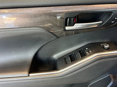 Used 2024 Toyota Highlander Platinum image 11