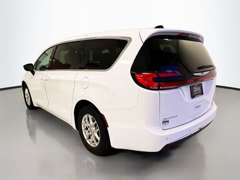 Used 2024 Chrysler Pacifica Touring-L image 5