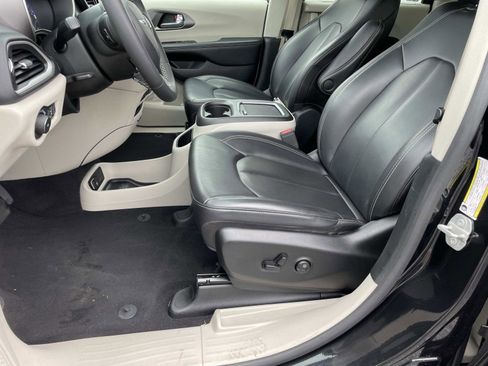 Used 2023 Chrysler Pacifica Touring-L image 15