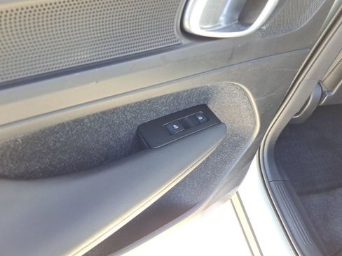 Used 2021 Volvo XC40 T5 Momentum w/ Climate Package image 12