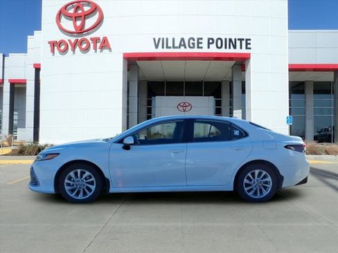 Used 2024 Toyota Camry LE image 4